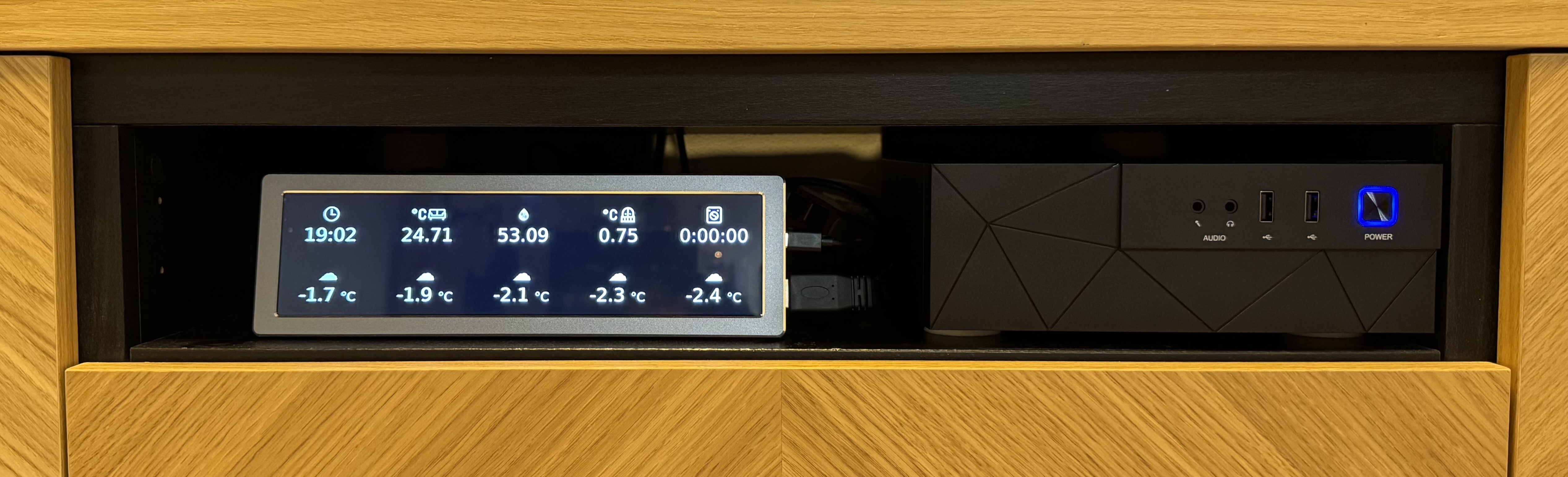 Clean home server with status display